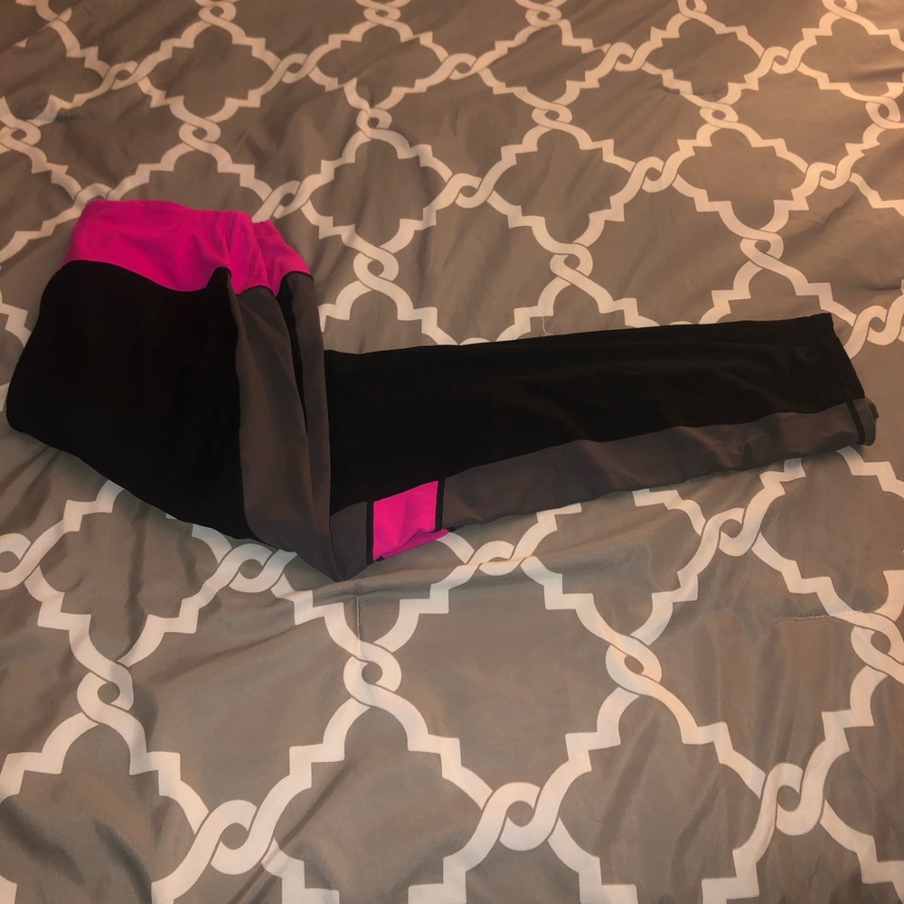 Women's Black & Fuchsia Colorblock Active Leggings